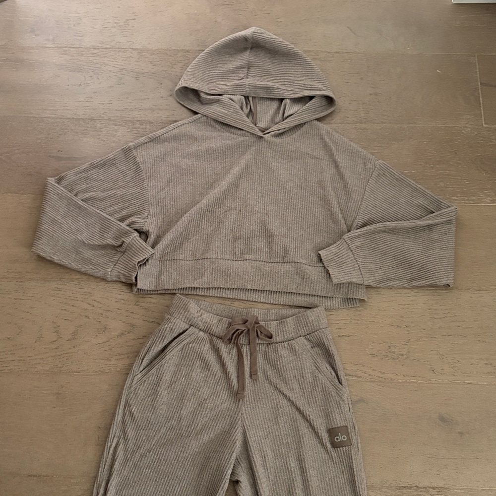 Alo Muse set olive tree limited color no longer available in stores. XS